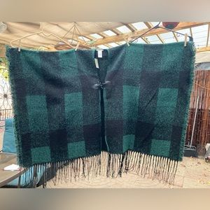 Women’s Shaw with front button